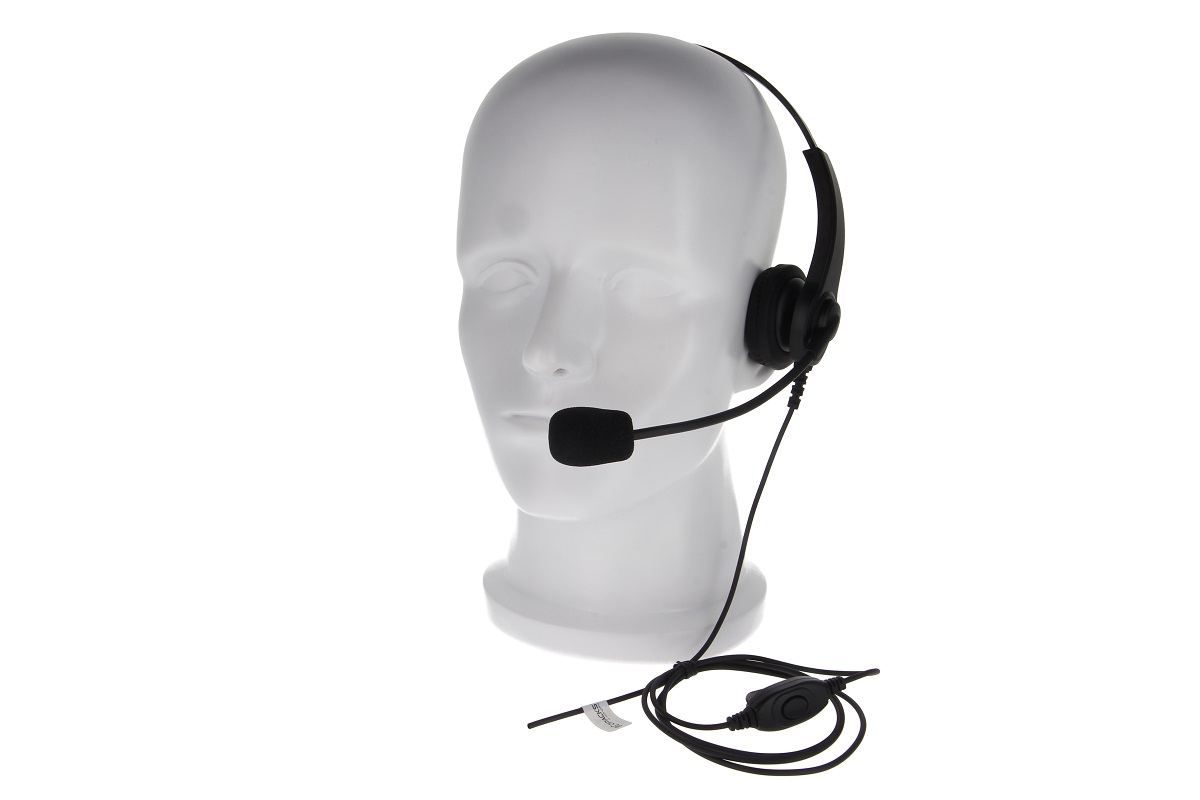 Tête en plastique avec casque noir et microphone.