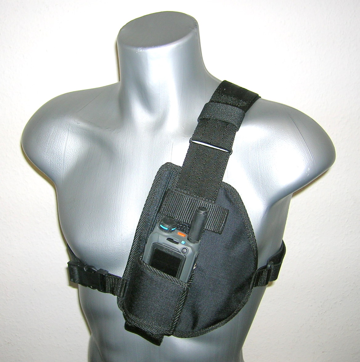 Mannequin met zwarte schouderholster voor walkietalkie.