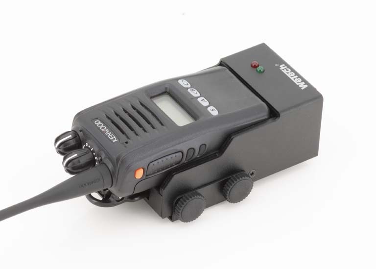 Zwart radiotoestel met antenne en display op witte achtergrond.