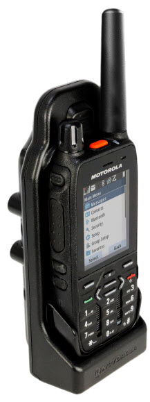 Radiotoestel met display, knoppen, antenne en oplaadstation.