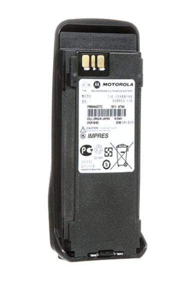 7000-00751650_mot_01.png Achteraanzicht van een Motorola lithium-ionbatterij met logo's en waarschuwingen.