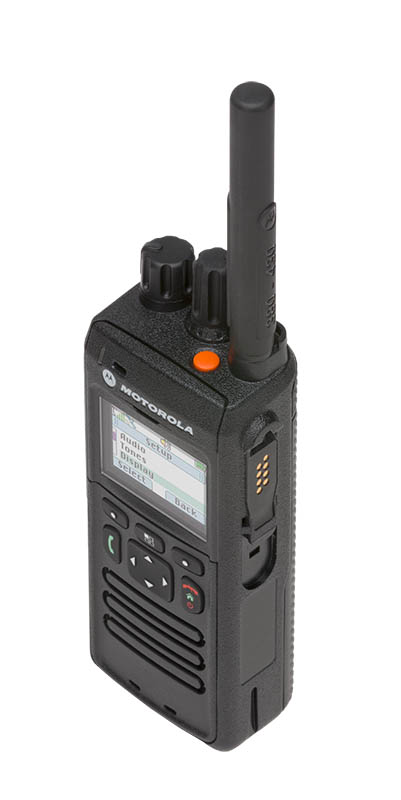 Zwarte handheld radio met display en antenne.