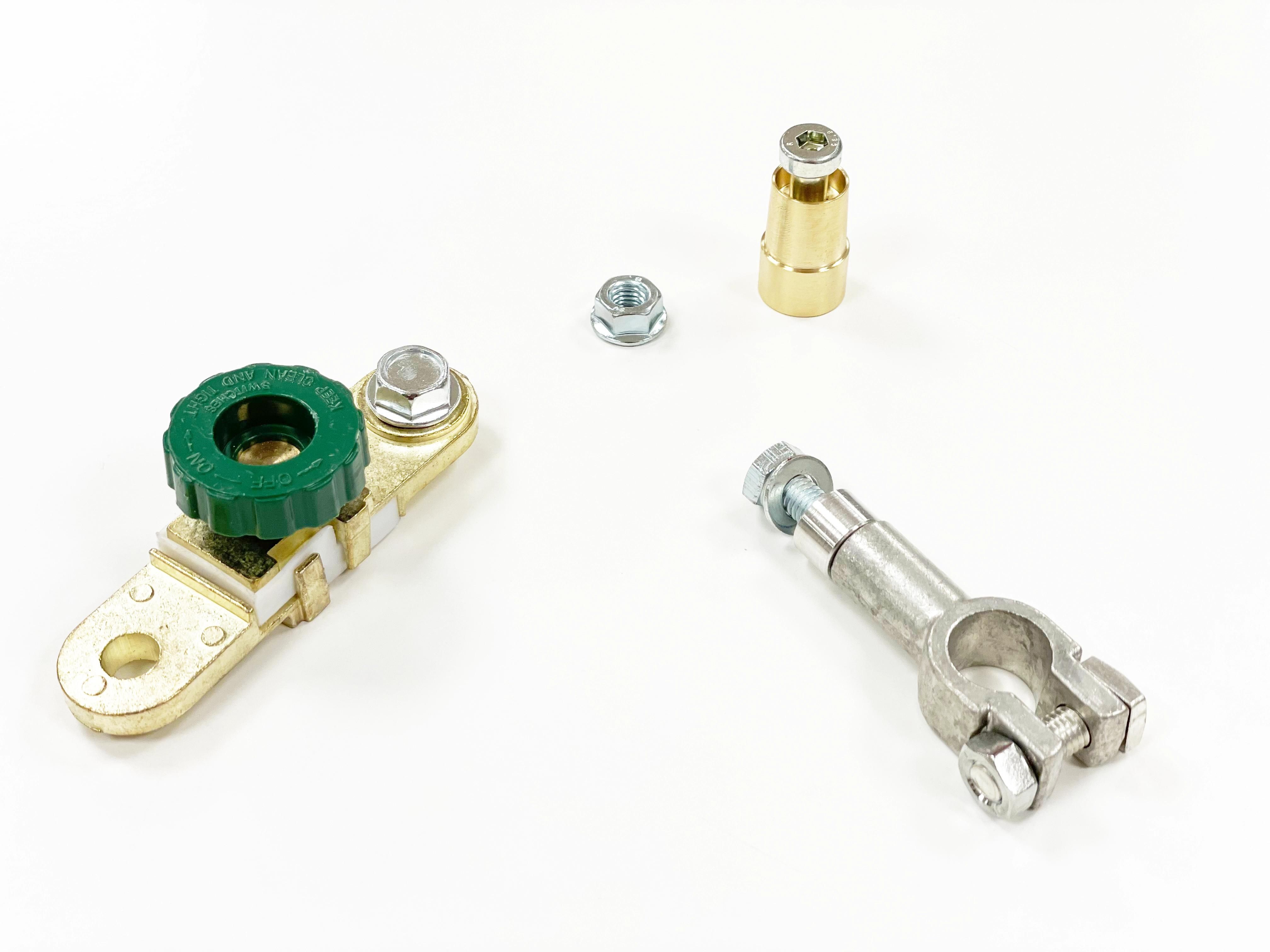 Verschillende metalen onderdelen en bevestigingen op witte achtergrond.