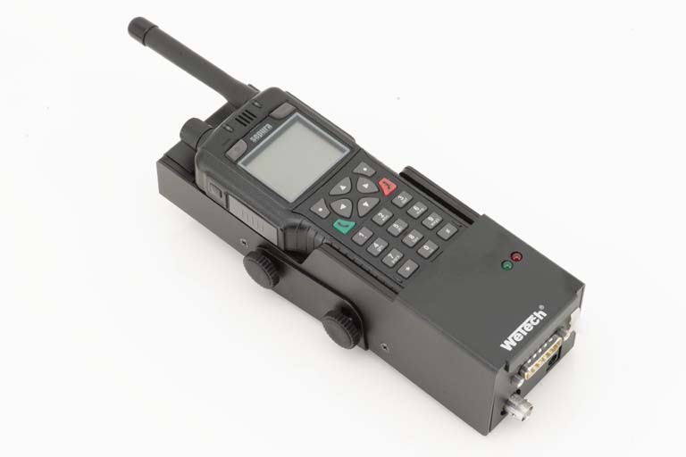 Draagbare radio met antenne, toetsenbord en scherm op witte achtergrond.