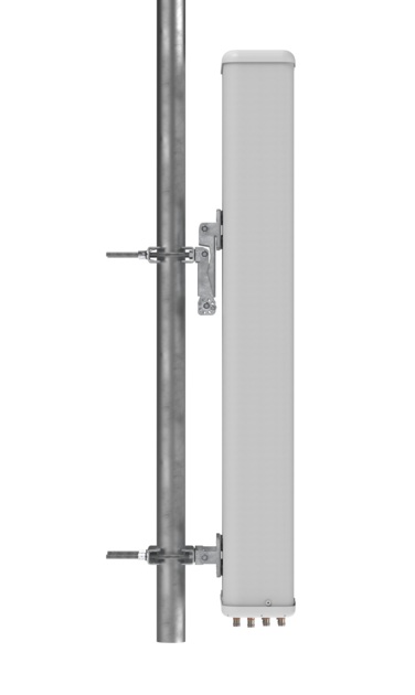 Verticale rechthoekige antenne op een metalen paal gemonteerd.
