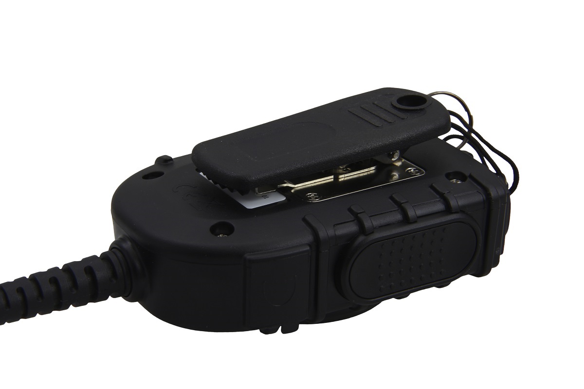 Zwarte, rechthoekige connector met kabel en afdekking.