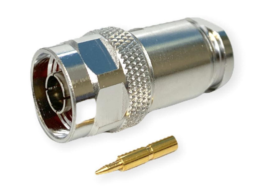 Metalen stekker met aparte gouden contactpin