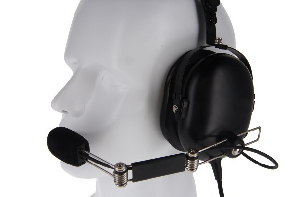 Mannequin porte un casque noir avec microphone.