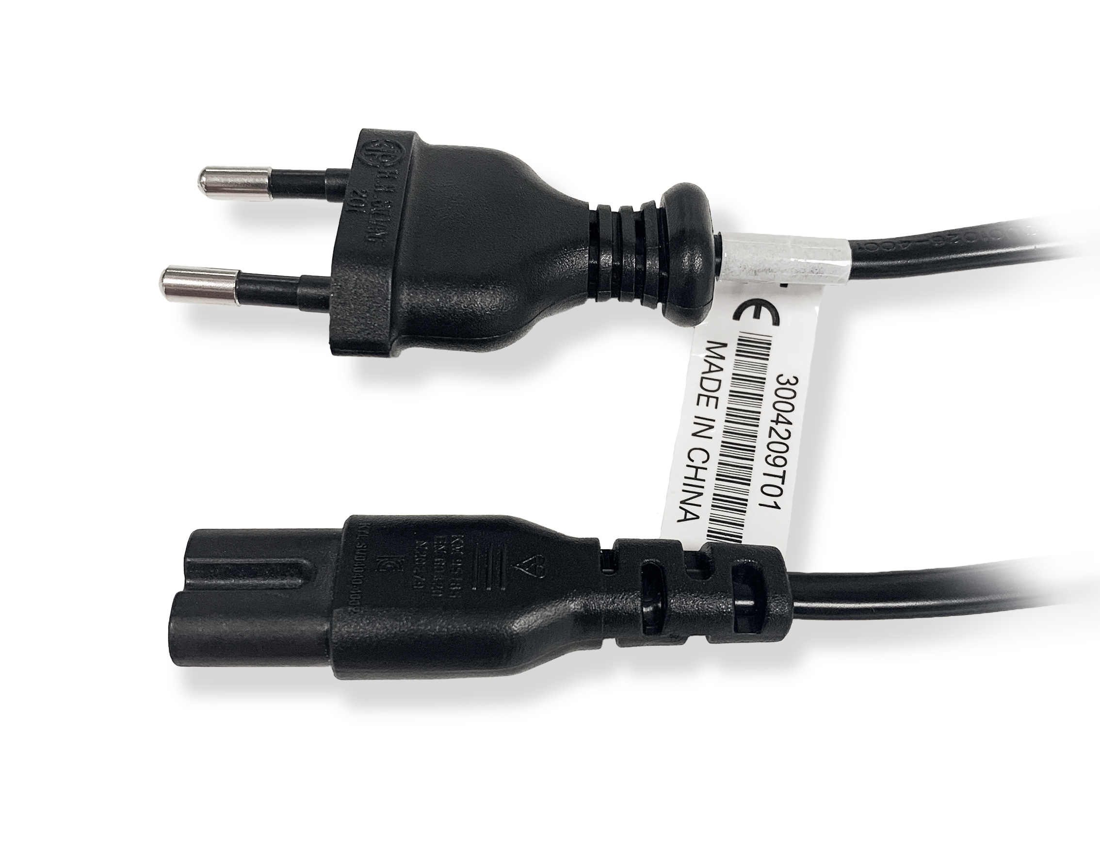 Zwart netsnoer met eurostekker en IEC-connector, label 'MADE IN CHINA'.