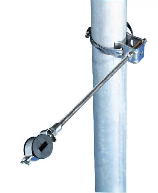 Kit de montage sur poteau métallique avec collier et bras.