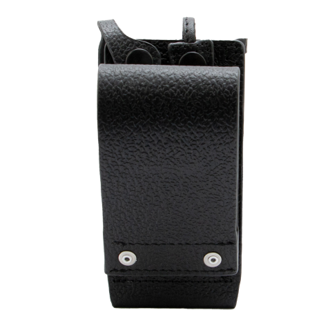 7000_00757824_MOT_04.png Zwart leren hoesje met riemclip en zilveren nagels.