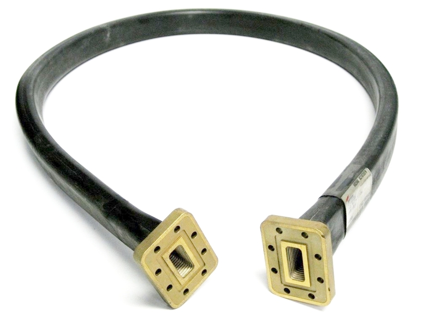 Câble à guide d'ondes flexible avec connecteurs rectangulaires.