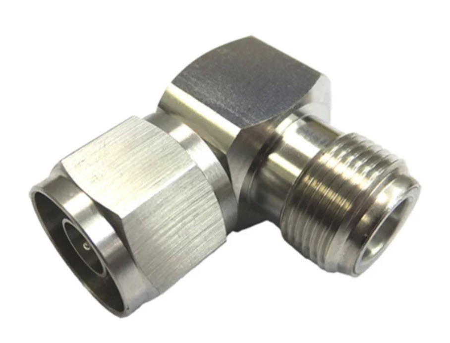 Metalen 90-graden hoekadapter met binnen- en buitendraad voor pijpaansluitingen.