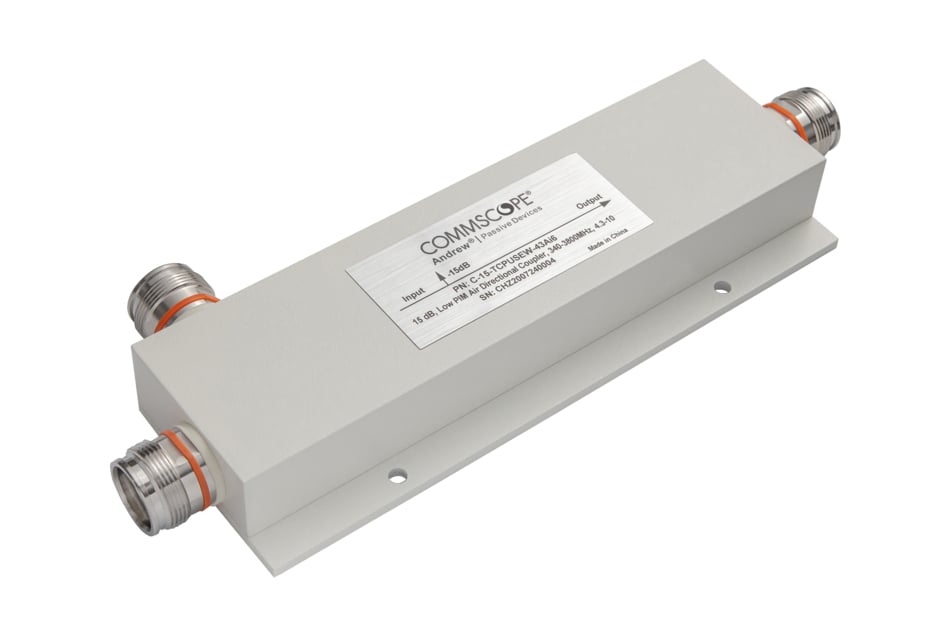 Composant électronique blanc avec quatre connecteurs et inscription sur plaque métallique.