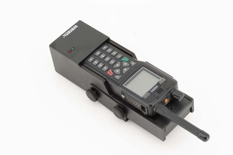 Draagbare radio met toetsenbord en display op zwarte basis.