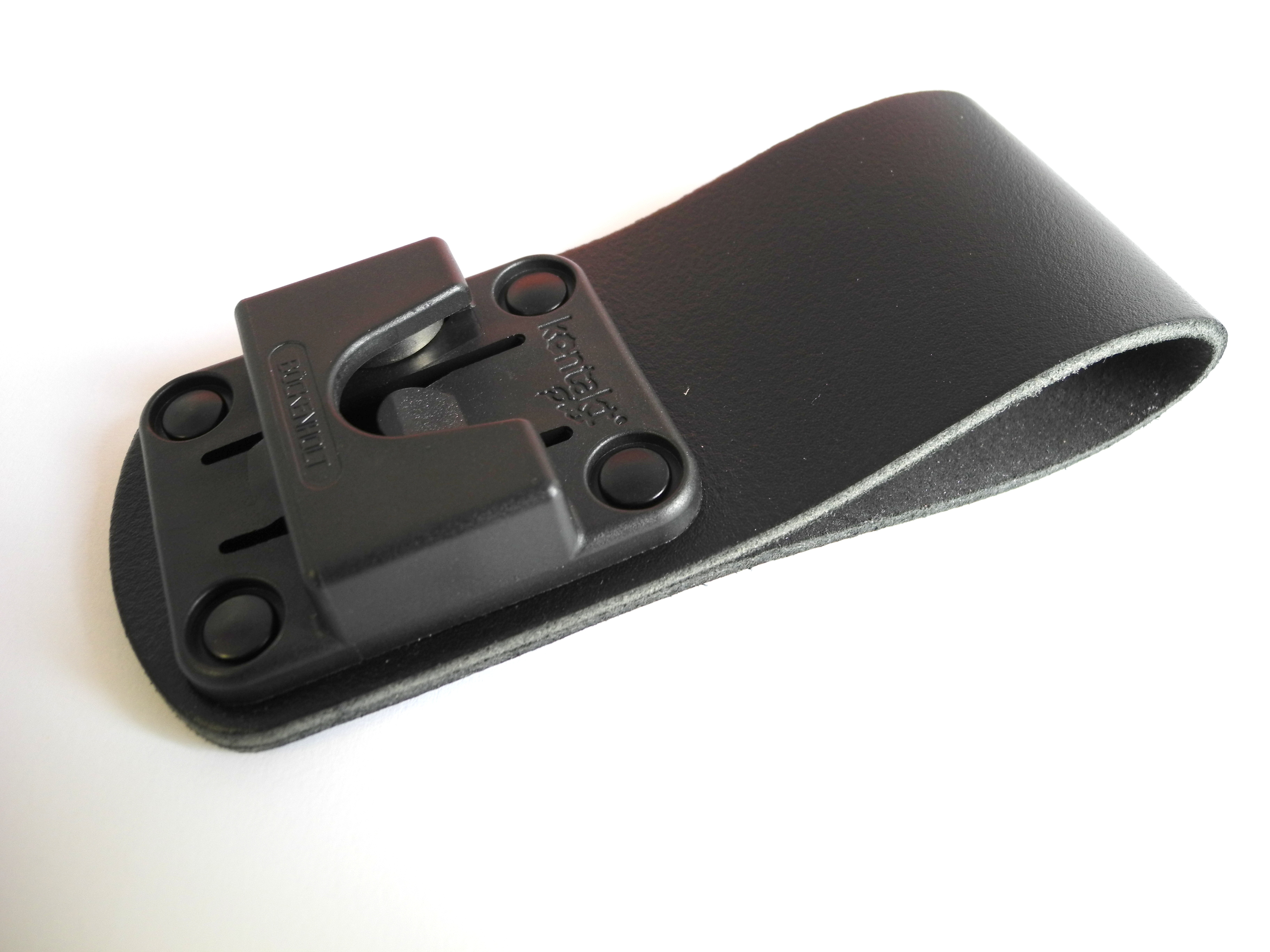 Zwarte riemclip met vier klinknagels en geïntegreerde haaksluiting.