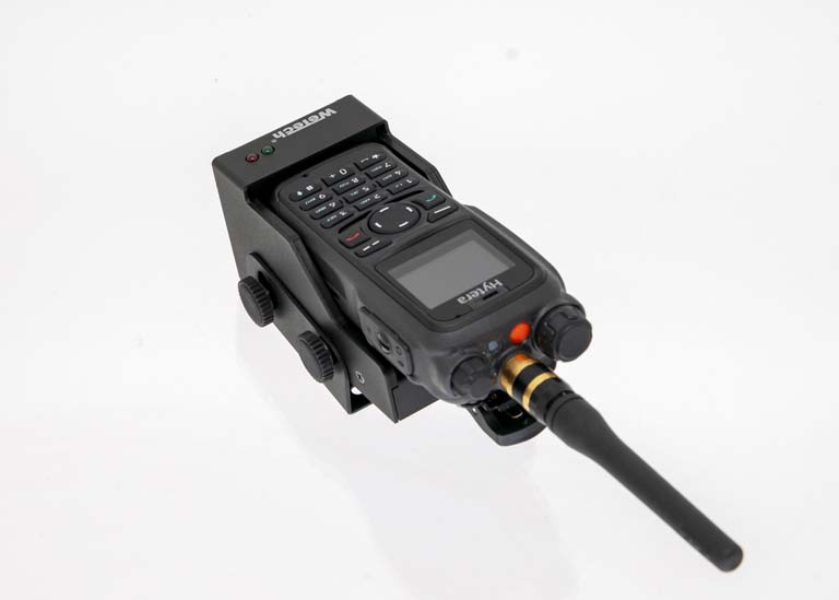 Mobiele radioapparaat met antenne op witte achtergrond.