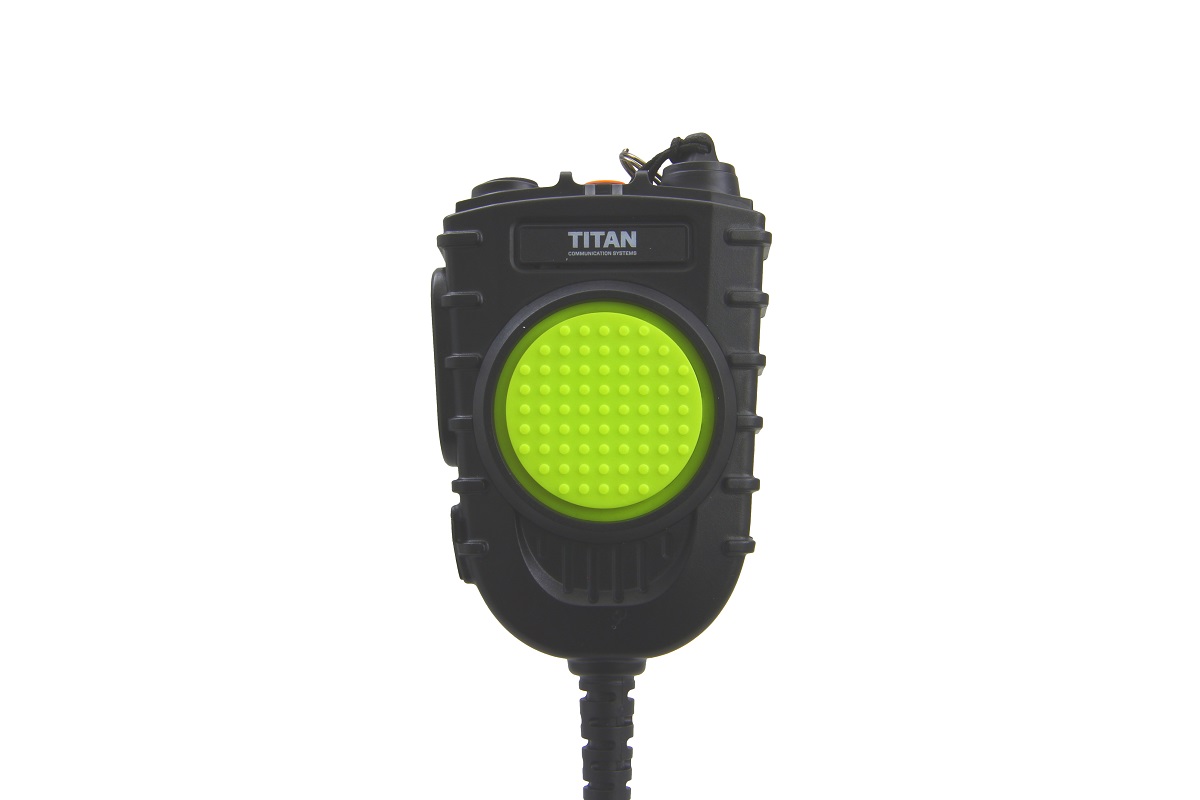 7000_00754462_COP_01.jpg Zwart handheld microfoon met groene luidspreker en robuuste behuizing.