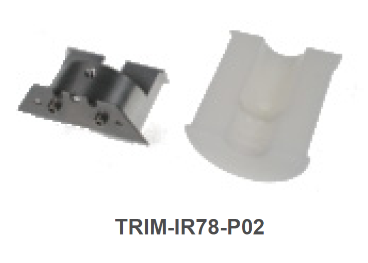 Deux pièces, une en métal, une en plastique, étiquetées TRIM-IR78-P02.