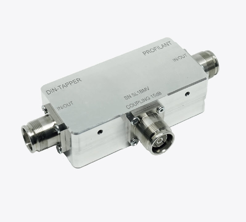 PRT_DIN-Tapper_150500_01.jpg Metalen connector met drie schroefaansluitingen en gravures op het oppervlak.