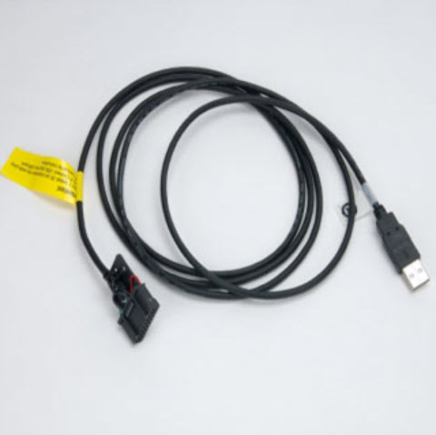 Zwart USB-kabel met geel label, platte connector aan één kant.