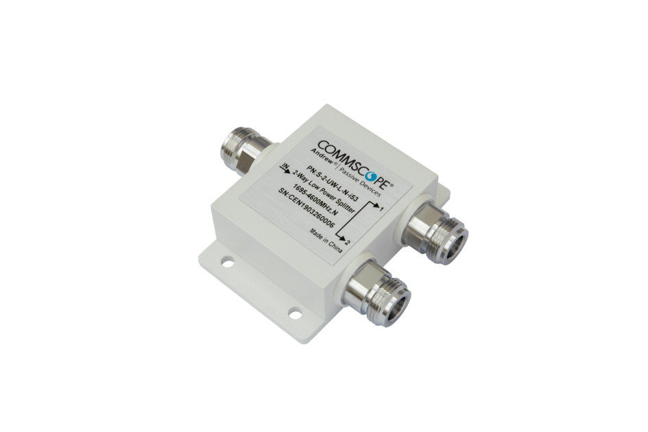 7000-00753536_com_01.jpg Elektrische RF-vermogenverdeler met drie metalen aansluitingen.