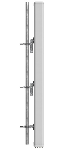 Verticale antenne gemonteerd met beugels aan de paal.
