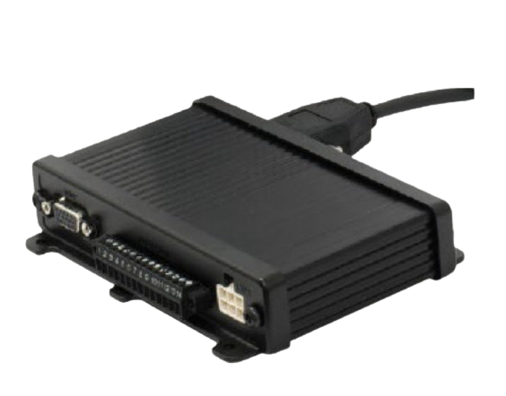 Appareil électronique noir avec plusieurs ports et un câble.