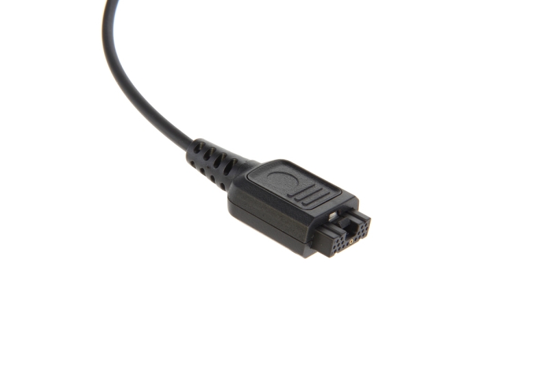 Close-up van een zwarte connector met kabel.