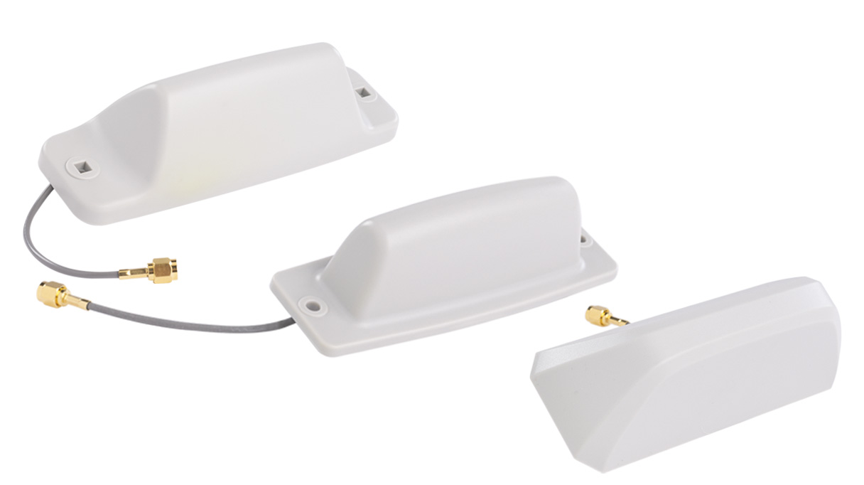 Drie witte antennemodules met kabels en aansluitingen.