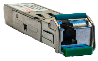 Een SFP-netwerkmodule met metalen behuizing en aansluitopeningen.