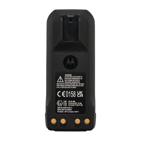 Zwarte batterij met CE-markering en veiligheidswaarschuwingen, drie contactpunten onderaan.