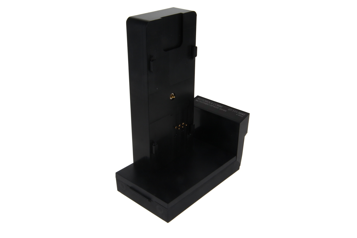 COP CADEX batterijadapter type 07-111-5840 voor Motorola DP2000e serie + DP4000e serie Zwarte laadstation voor een elektronisch apparaat met aansluitingen.