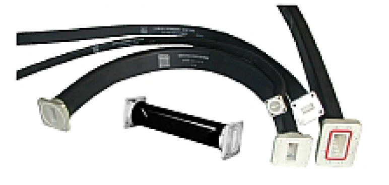 Plusieurs câbles noirs avec des connecteurs rectangulaires.