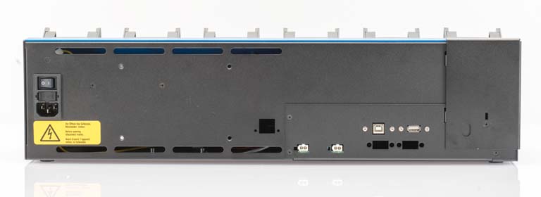 Achterkant van een elektronisch apparaat met poorten en schakelaar.