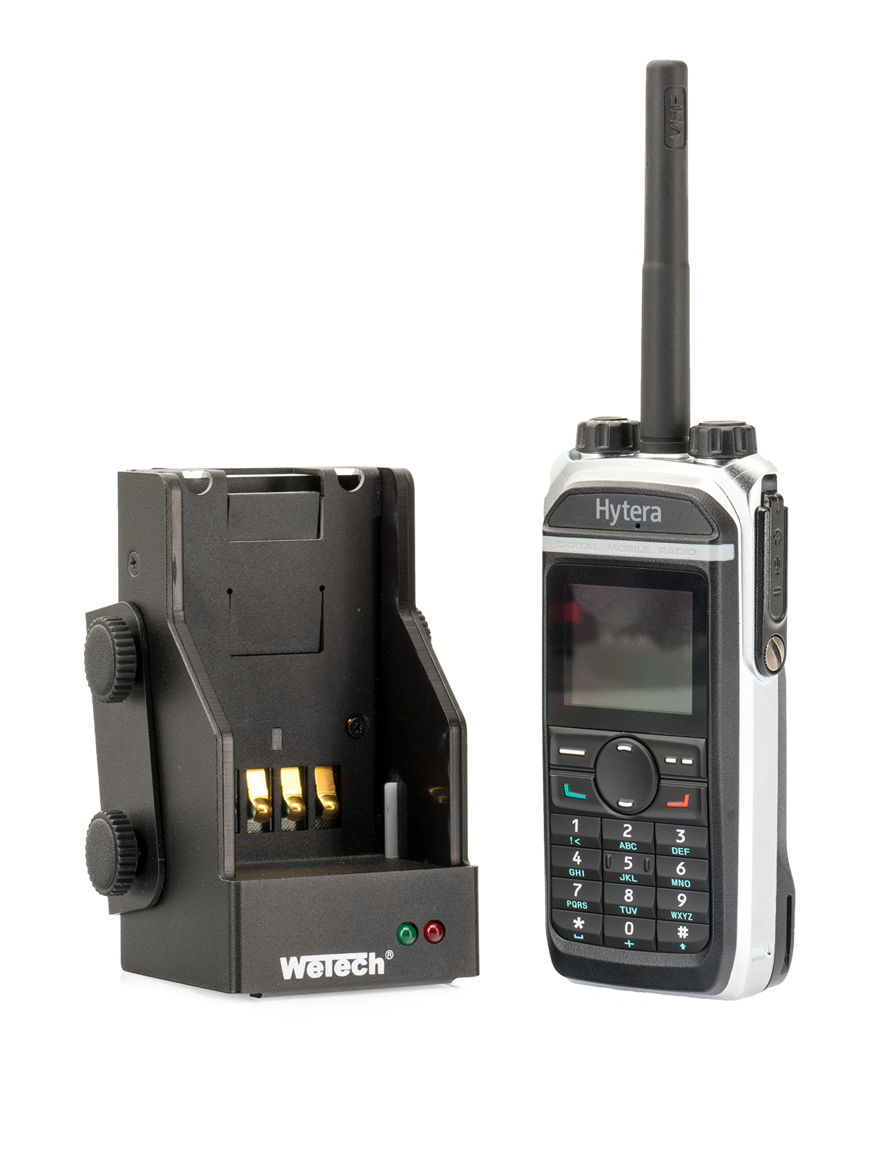 Digitale radio met oplader, antenne en scherm op wit.