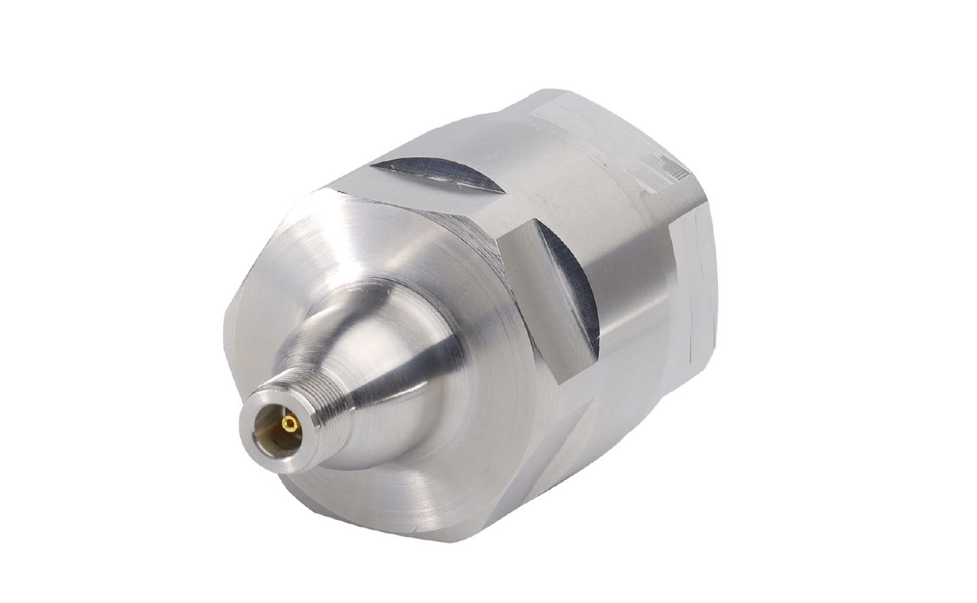 Zilverkleurige metalen connector met cilindrische vorm en schroefdraadverbinding.