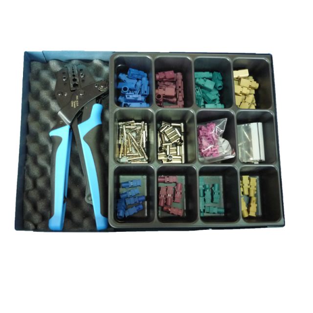 Boîte à outils avec pince à sertir et connecteurs colorés dans des compartiments.