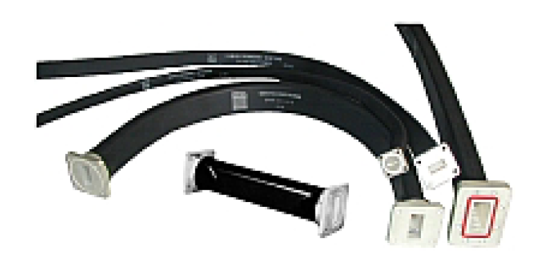 Verschillende zwarte elektrische kabels met metalen connectors.