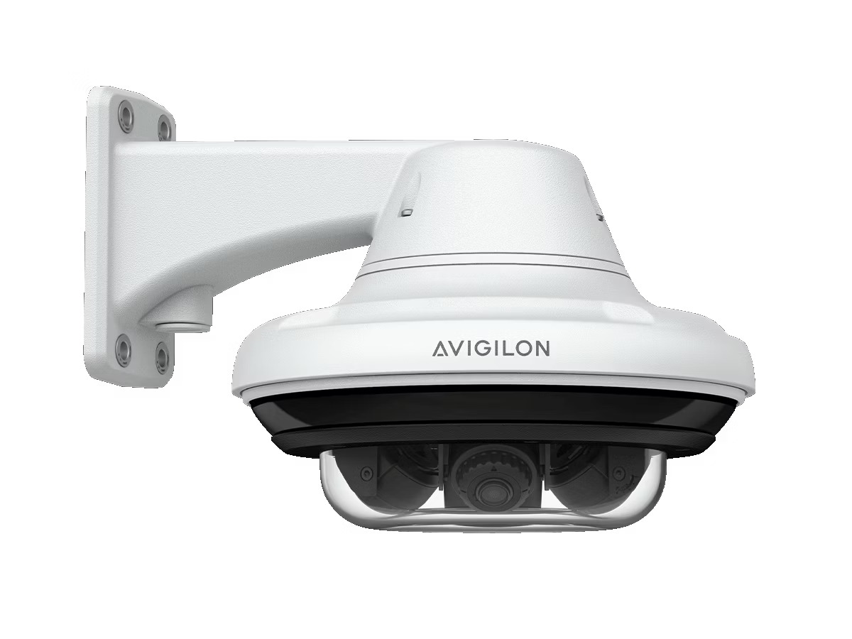 Caméra de surveillance blanche montée sur support mural.