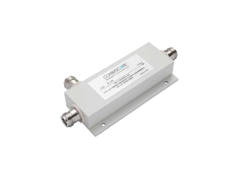 7000-00038800_com_01.jpg Een witte elektrische signaalverdeler met twee aansluitingen en een etiket bovenop.