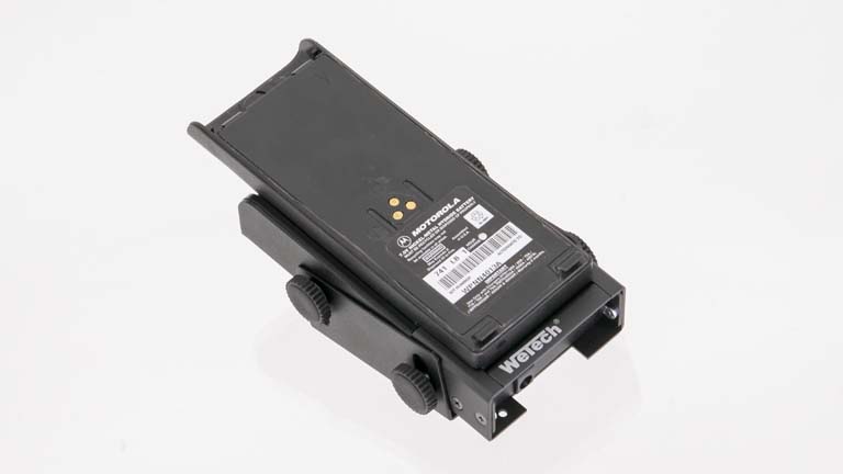 Zwart Motorola-radio met knoppen op dockingstation.