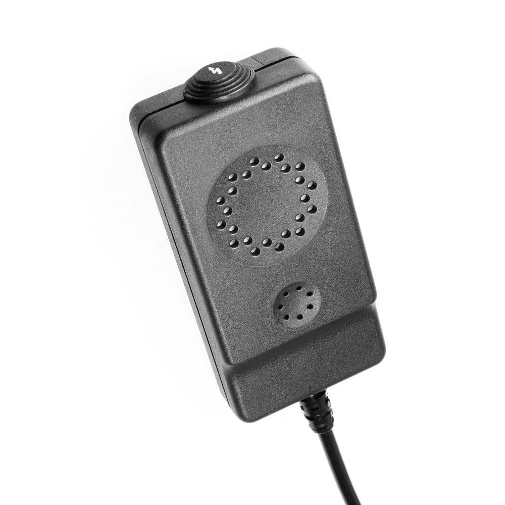 Zwart rechthoekig apparaat met knop en kabel, ronde luidsprekerroosters.