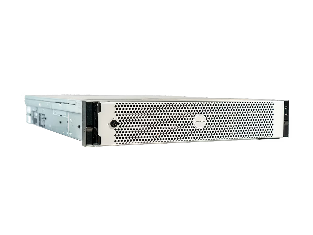 Boîtier de serveur rack argenté avec panneau avant perforé.