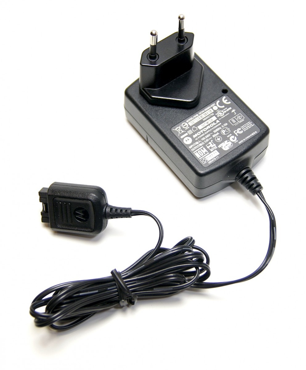 Zwarte adapter met twee pinnen en kabel, Motorola-logo zichtbaar.
