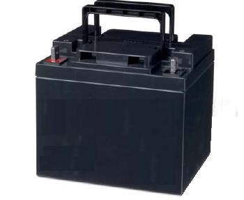 Zwarte rechthoekige batterij met handvat en twee aansluitingen bovenop.