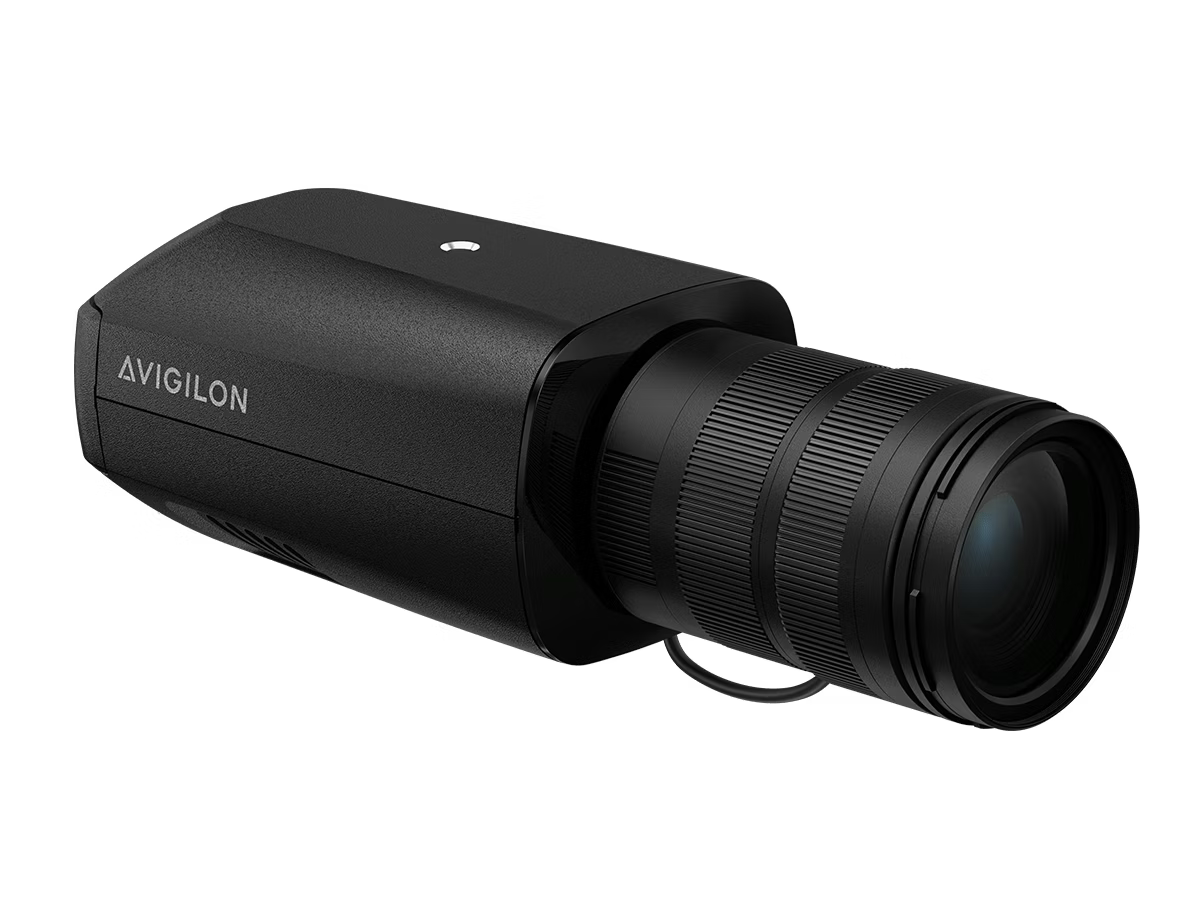 Zwarte bewakingscamera met grote lens.