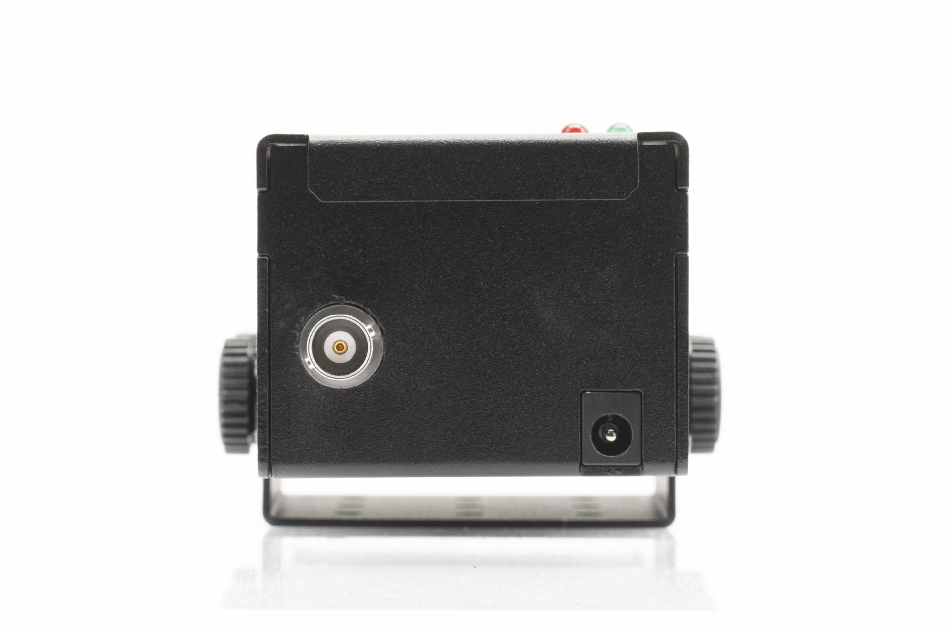 Appareil électronique avec deux connecteurs sur fond blanc.