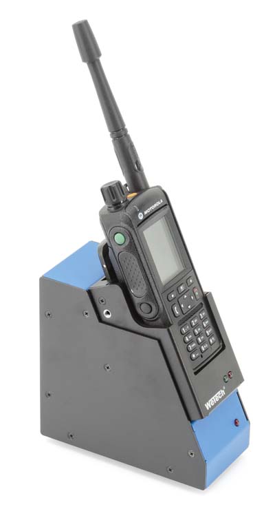 Appareil radio dans un socle de chargement avec antenne.