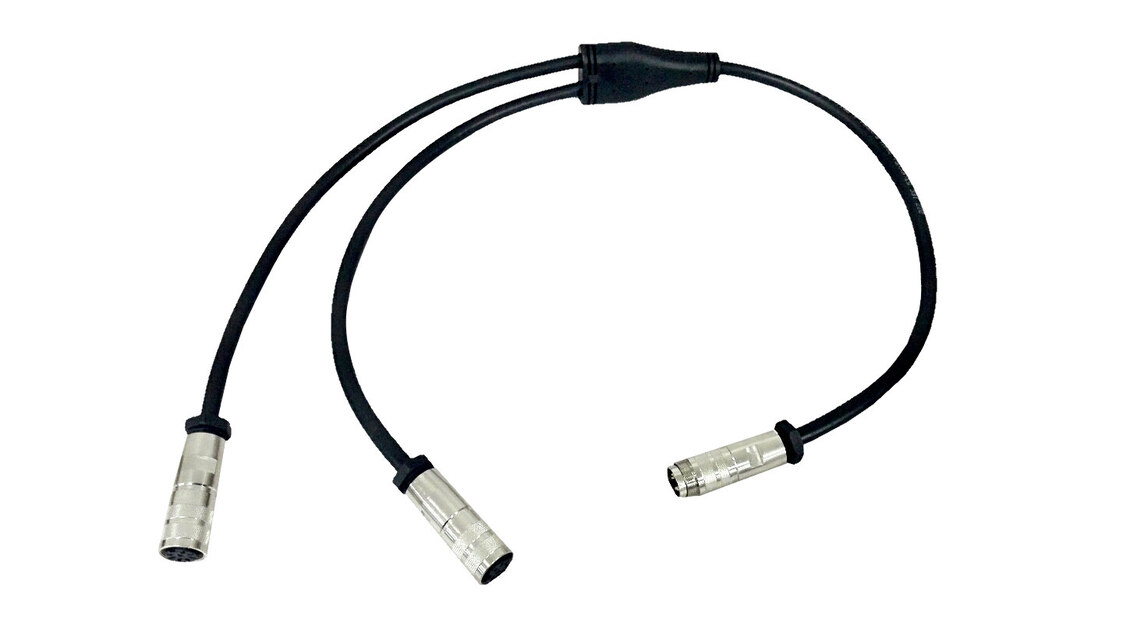 Câble adaptateur en Y avec deux connecteurs mâles et un femelle en métal.